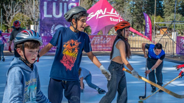 Suman clases de patinaje a la pista de hielo