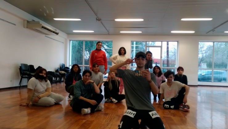 El taller de “K-pop” entusiasma en el Centro Cultural “Puente Blanco”