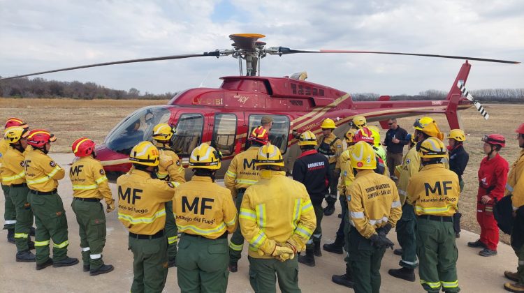 Bomberos y brigadistas se capacitaron sobre el uso de medios aéreos en el combate de incendios