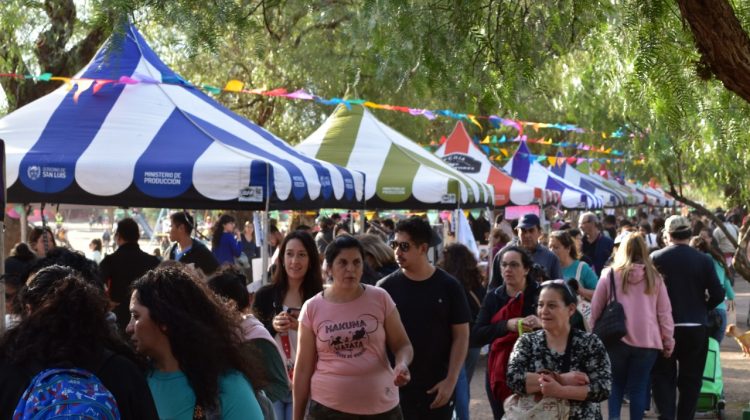 Cientos de familias aprovecharon el buen clima y recorrieron la feria en el Parque de las Naciones