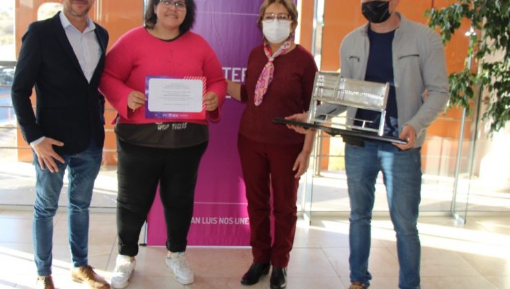 Natalí Suárez Pardo recibió el certificado por el curso de Manipulación Higiénica de Alimentos