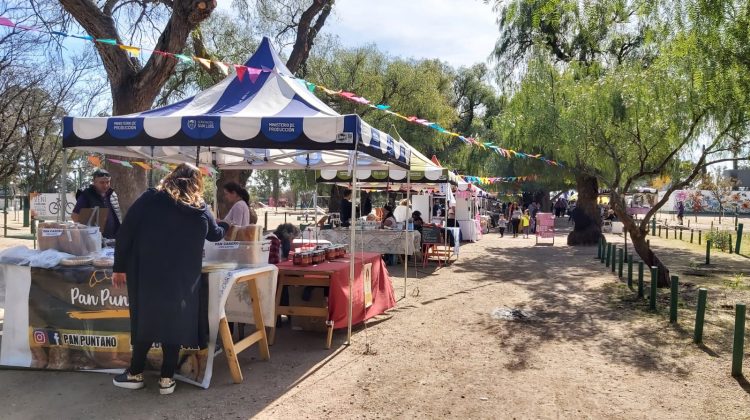 En una jornada soleada,  la Feria de Productores  ya recibe a las familias