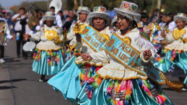 Con trajes coloridos y bailes típicos la colectividad boliviana celebró la Fiesta de la Virgen de Urkupiña