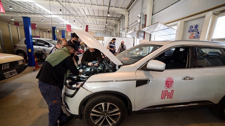 En la UPRO reparan autos en forma gratuita