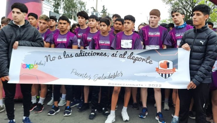 Más de 300 estudiantes participaron de la correcaminata de la “Corazón Victoria”