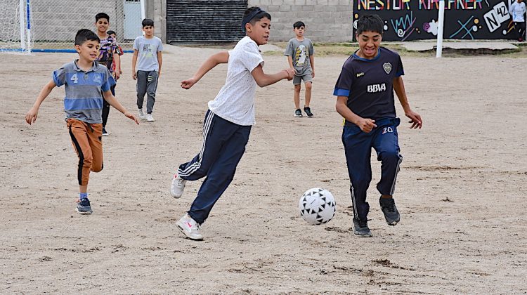 Con música, juegos y mucha alegría, los vecinos inauguraron la renovada plaza del barrio Néstor Kirchner