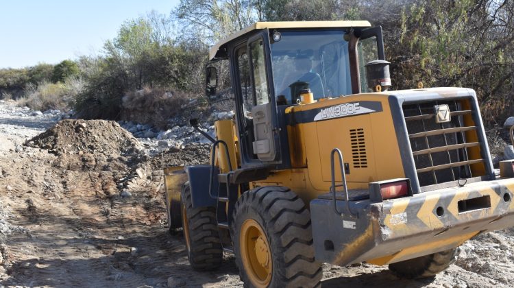 Realizan tareas de encauzamiento sobre el arroyo El Tigre