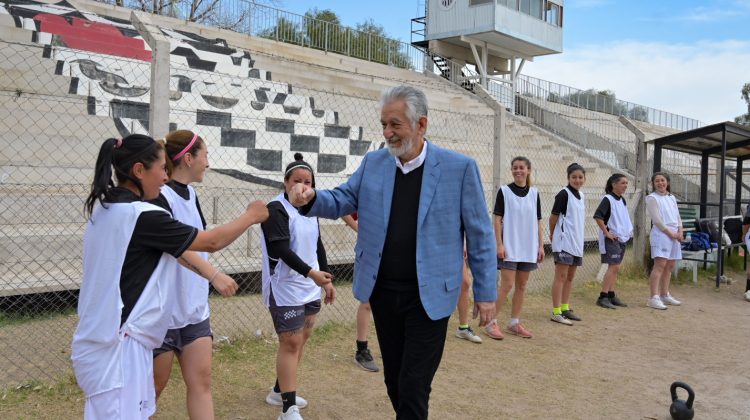 El gobernador compartió un entrenamiento con las jugadoras del femenino del Club Desarrollo Social 