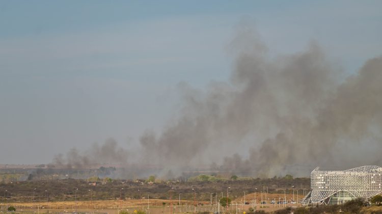 Combaten un incendio en cercanías de Donovan 