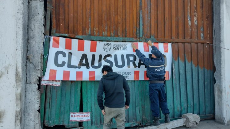 Por incumplimiento de normativas ambientales, el Gobierno clausuró y multó una planta recicladora de Villa Mercedes