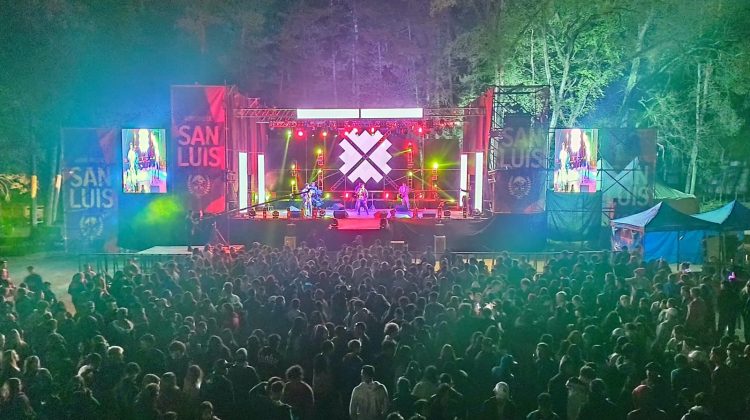 Estudiantes cerraron el primer día en El Trapiche con una fiesta multitudinaria al aire libre