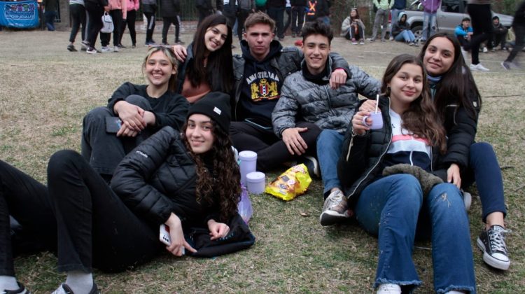 Desafiando al clima, las y los estudiantes disfrutan de los paradores en El Trapiche