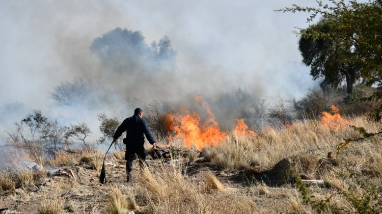 Bomberos y policía controlaron un incendio en La Punta