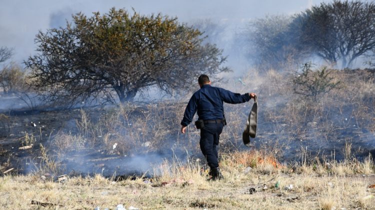 Bomberos y brigadistas mantienen guardias de cenizas en algunos lugares de San Luis 