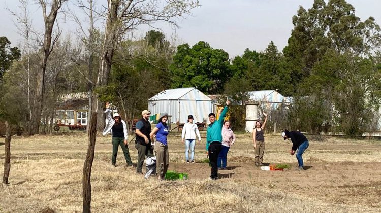 La FICA y el Colegio “Benito Juárez” recibieron árboles frutales para fomentar el desarrollo de mano de obra