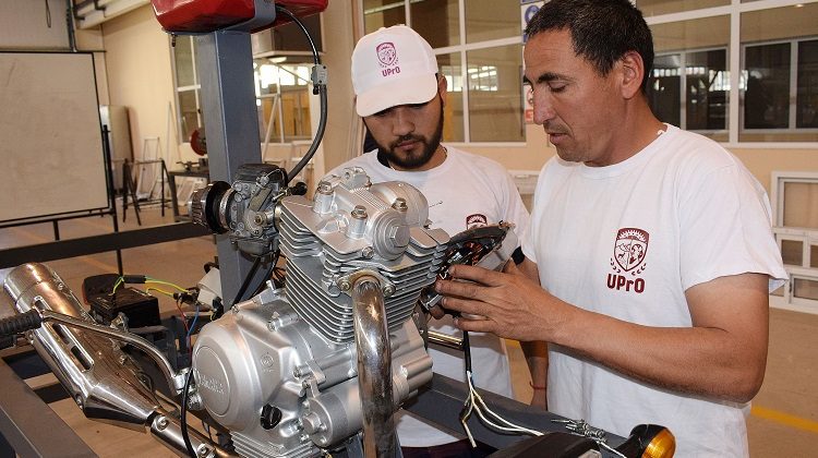 Alumnos de la UPrO reparan motos gratis