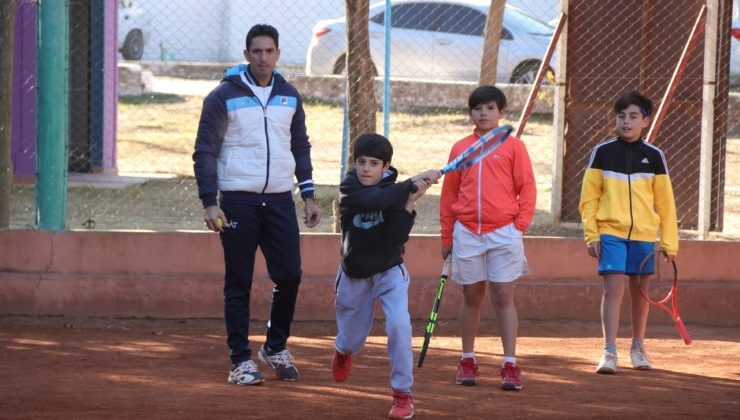 Este fin de semana se dictarán dos capacitaciones sobre tenis en Juana Koslay