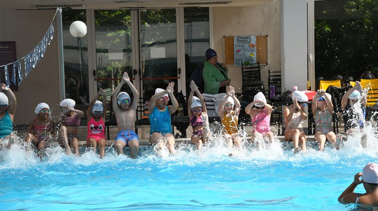 Alumnos de la EPBD “Nelson Mandela” de La Punta disfrutan a pleno de sus clases en la pileta