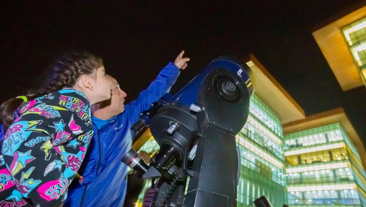 Los telescopios apuntaron al cielo en la Noche Internacional de la Observación de la Luna