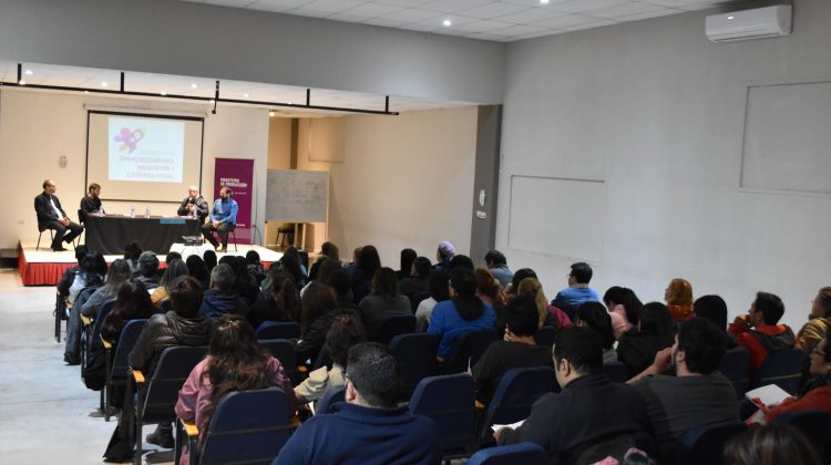 La Diplomatura en Emprendedurismo convocó a más de 90 personas en la primera clase presencial en la ciudad