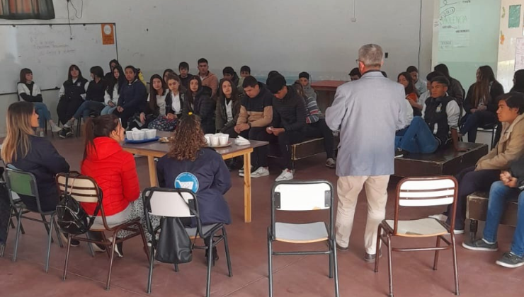 La “oficina móvil” de Defensa del Consumidor sigue con sus clases especiales en las escuelas 