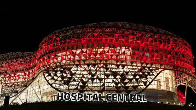 El Hospital Central “Dr. Ramón Carrillo” se iluminó de rojo en conmemoración del Día Internacional de la Lucha contra la Poliomielitis