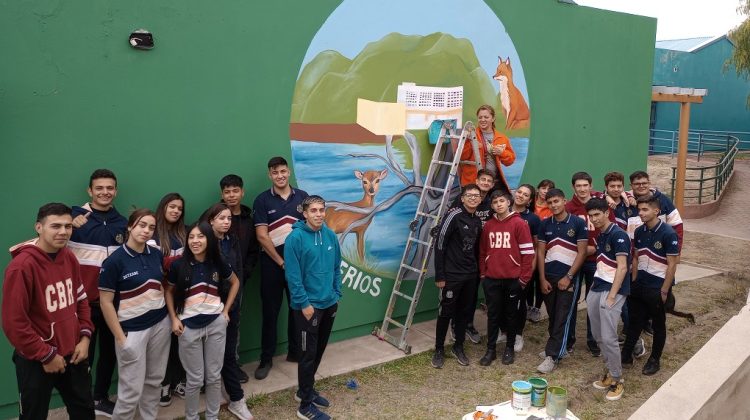 Una promo de San Luis dejó su huella en su escuela a través de un mural