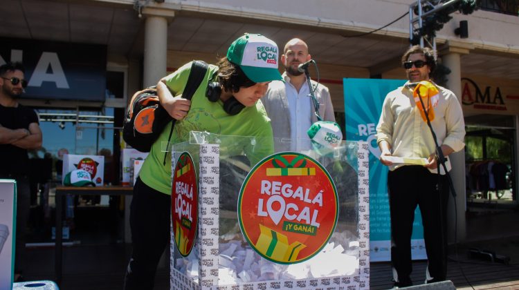 Se sortearon los premios de “Regalá local” en Merlo