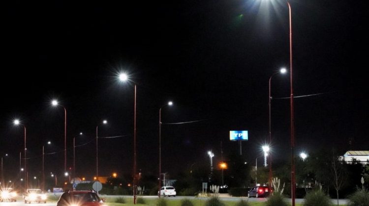 Recambian y colocan nuevas luminarias en la Autopista Serranías Puntanas