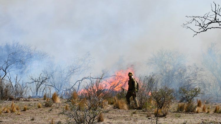 Trabajan para contener incendios en Villa de la Quebrada y Sierras de los Comechingones