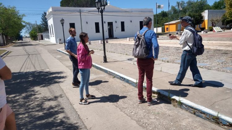 Técnicos bancarios y funcionarios relevan los sitios para la instalación de cajeros automáticos