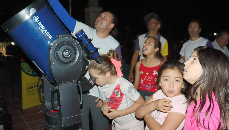 Más de 500 personas coparon la plaza de San Francisco para observar los planetas