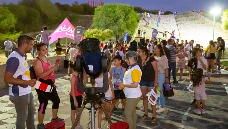 La Plaza del Cerro reunió a fanáticos de la astronomía, deportistas y curiosos 