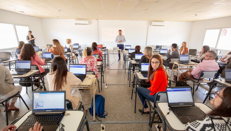 Se rindió el 1° examen de especialización gratuita para abogadas y abogados de toda la provincia