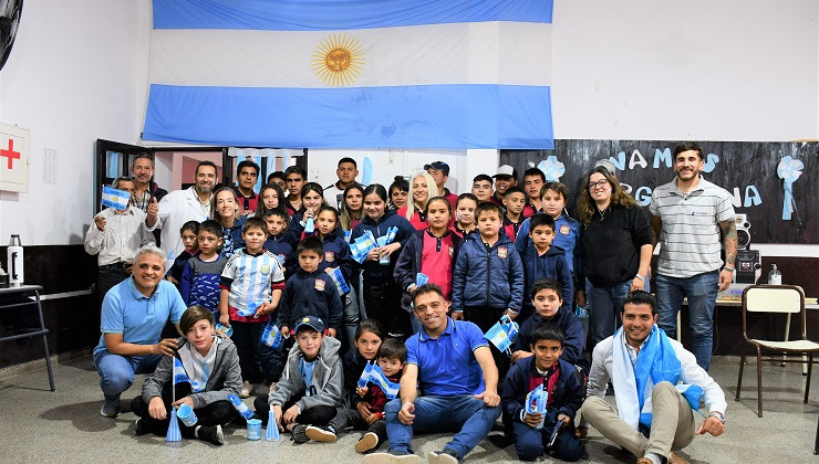 Estudiantes de Represa del Carmen y Naranjo Esquino vivieron el debut mundialista de la Selección Argentina