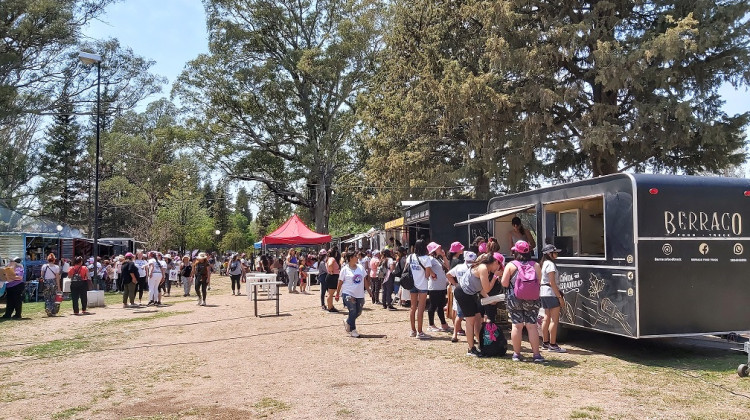 Vecinos de la ciudad recorren la Feria de Pequeños y Medianos Productores