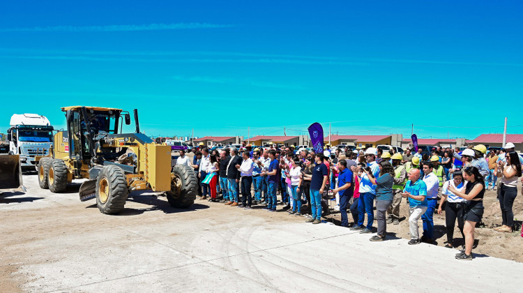 Comenzó la construcción de 600 viviendas que se suman a las 527 en ejecución 