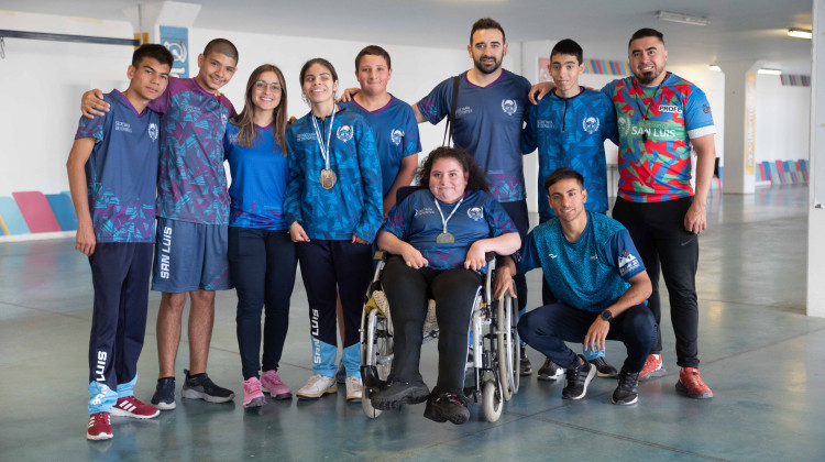 La experiencia de 8 jóvenes atletas adaptados que conocieron el mar y regresaron con medallas