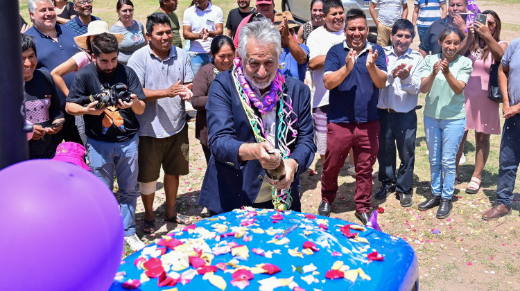 El gobernador entregó un tractor e inauguró una plaza en el predio de la comunidad boliviana