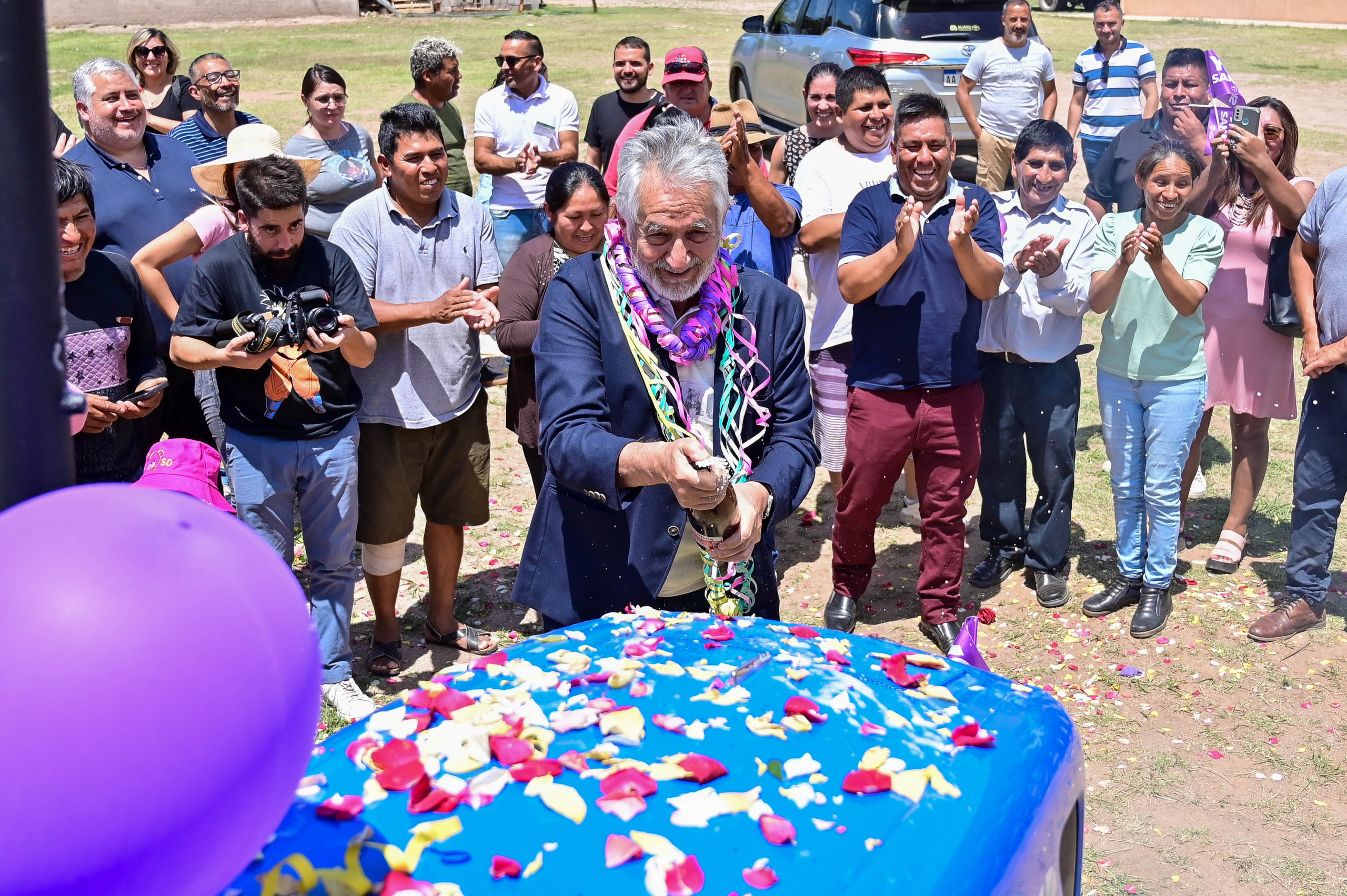 El gobernador entregó un tractor e inauguró una plaza en el predio de la comunidad boliviana