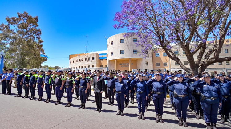 Desfile y entrega de reconocimientos en el acto por el 164 aniversario de la Policía de San Luis