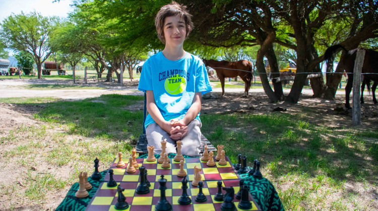 Adolfo París: la historia del niño ajedrecista que representa a San Luis en Paraguay