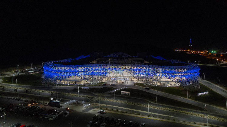 El Hospital Central “Dr. Ramón Carrillo” luce de azul para dar visibilidad a la Semana Mundial de la Diabetes