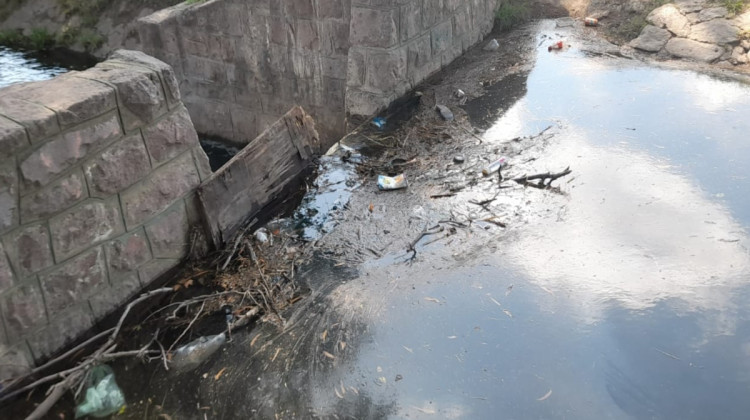 San Luis Agua realiza tareas de mantenimiento en los canales de Villa Mercedes