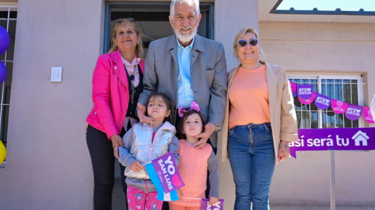 Un sueño a punto de cumplirse: el gobernador inspeccionó la construcción de viviendas en Los Manantiales