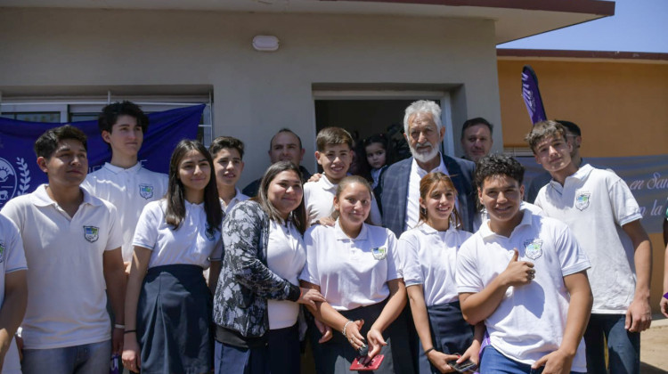 Rodríguez Saá recorrió la obra de viviendas que se construyen en Luján 