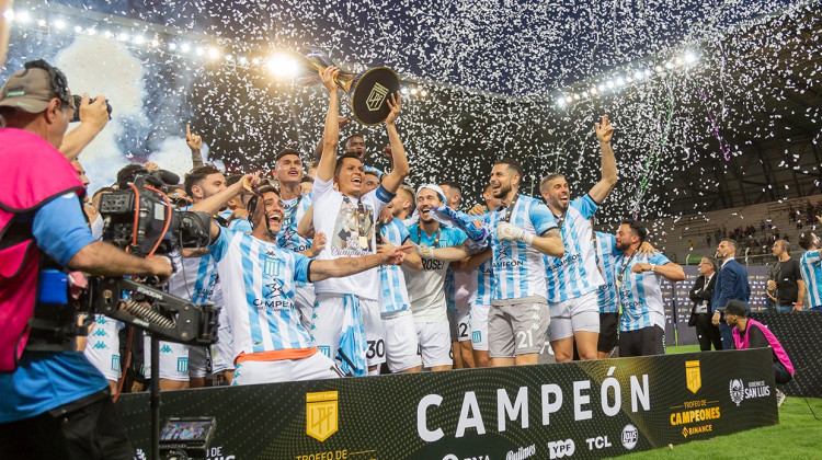 En un partido caliente, Racing le ganó a Boca y se quedó con el Trofeo de Campeones en La Pedrera