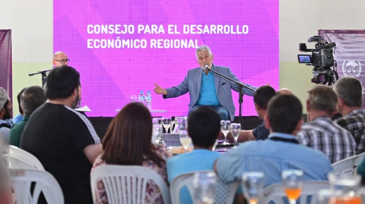 Con eje en el desarrollo económico, el gobernador dialogó con productores y comerciantes de Dupuy