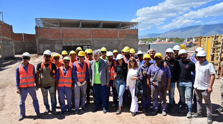 A toda marcha continúa la construcción de la escuela y las viviendas en Villa de Merlo