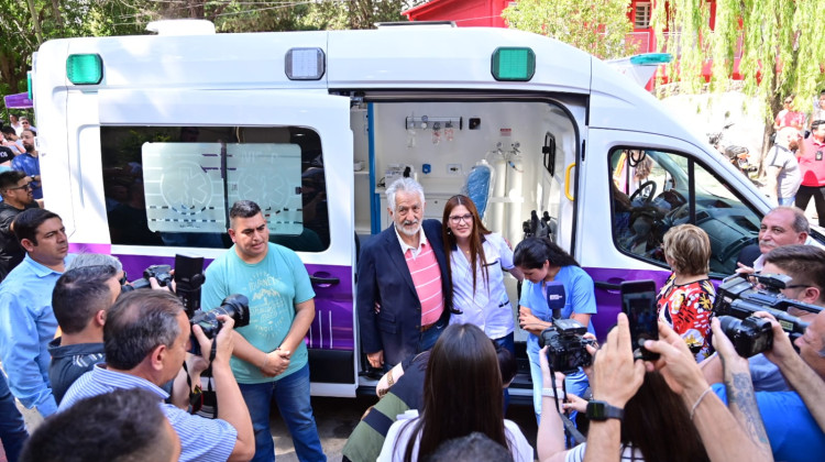 El centro de salud de El Volcán tiene una nueva ambulancia 